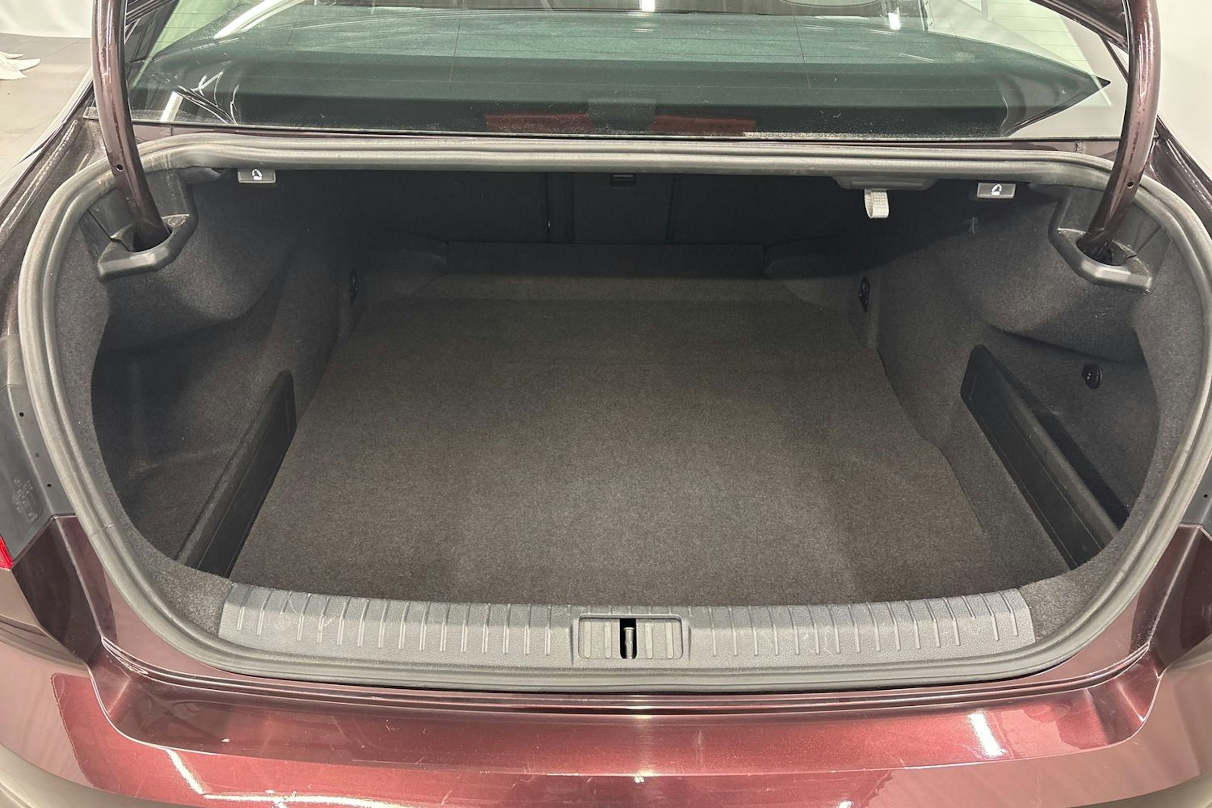 punainen Volkswagen Passat 2017 kuva 12.