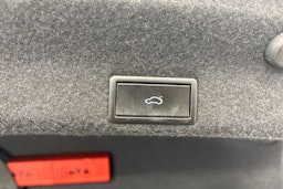 punainen Volkswagen Passat 2017 kuva 13.