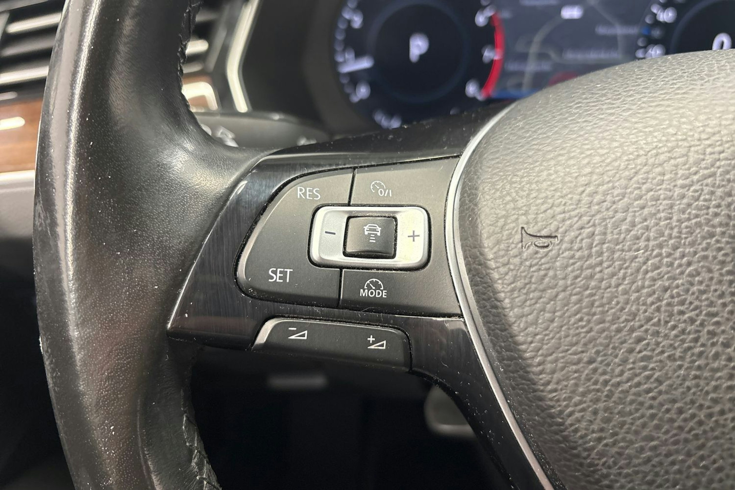 punainen Volkswagen Passat 2017 kuva 15.