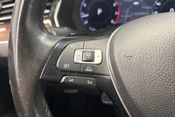 punainen Volkswagen Passat 2017 kuva 15.