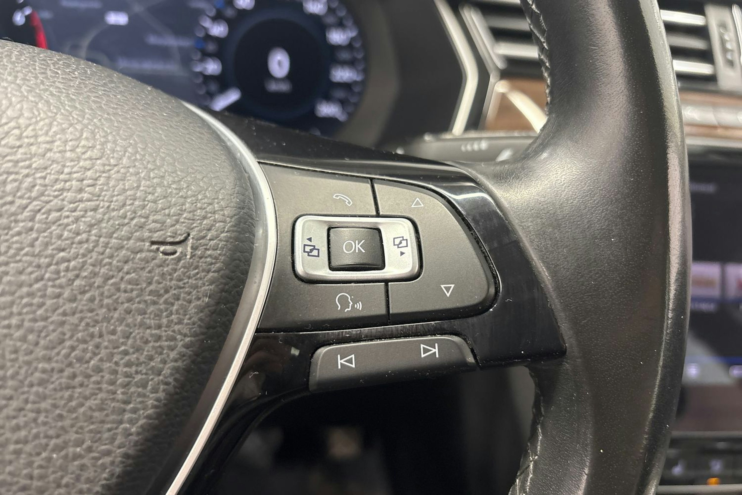 punainen Volkswagen Passat 2017 kuva 16.