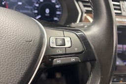 punainen Volkswagen Passat 2017 kuva 16.