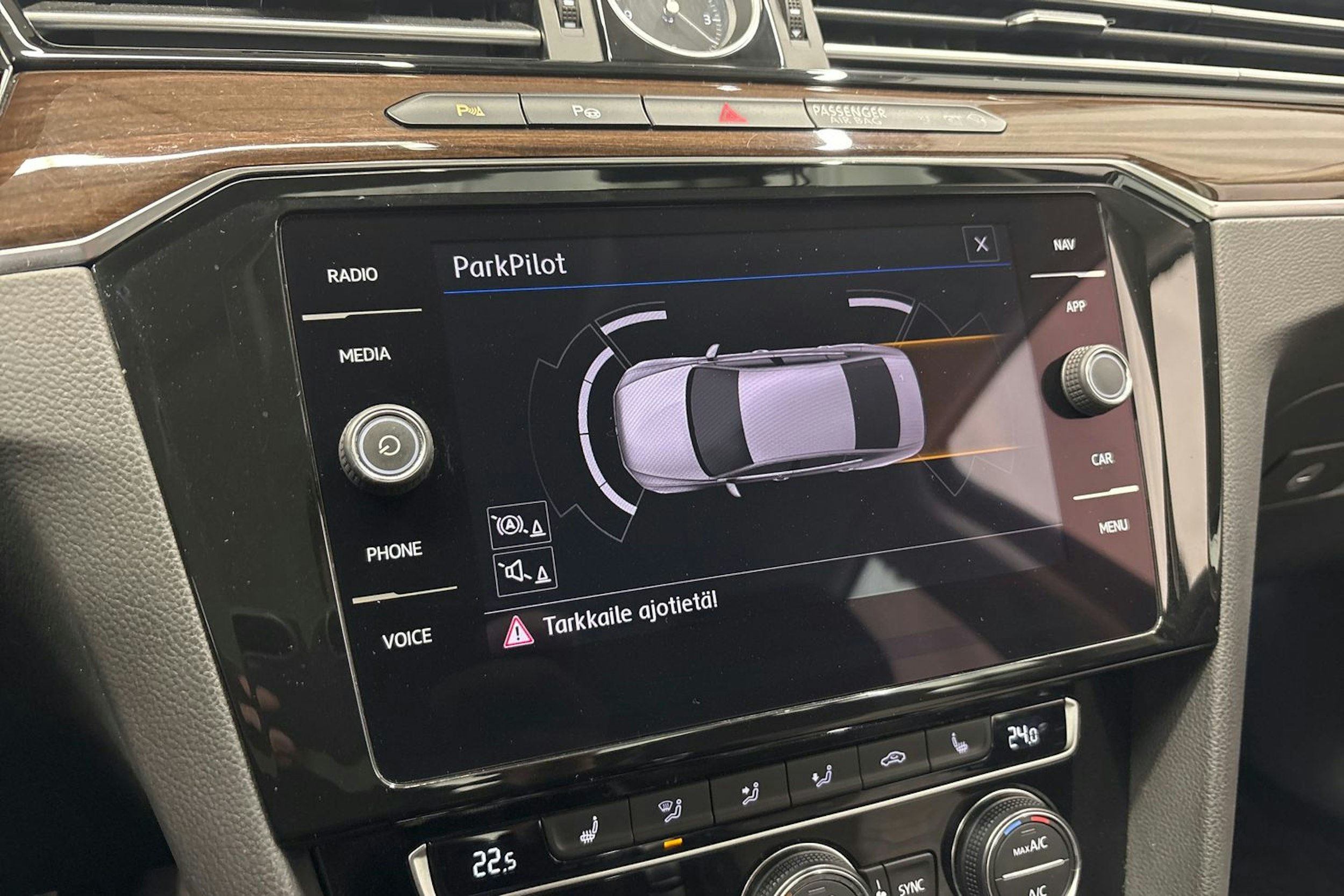 punainen Volkswagen Passat 2017 kuva 17.