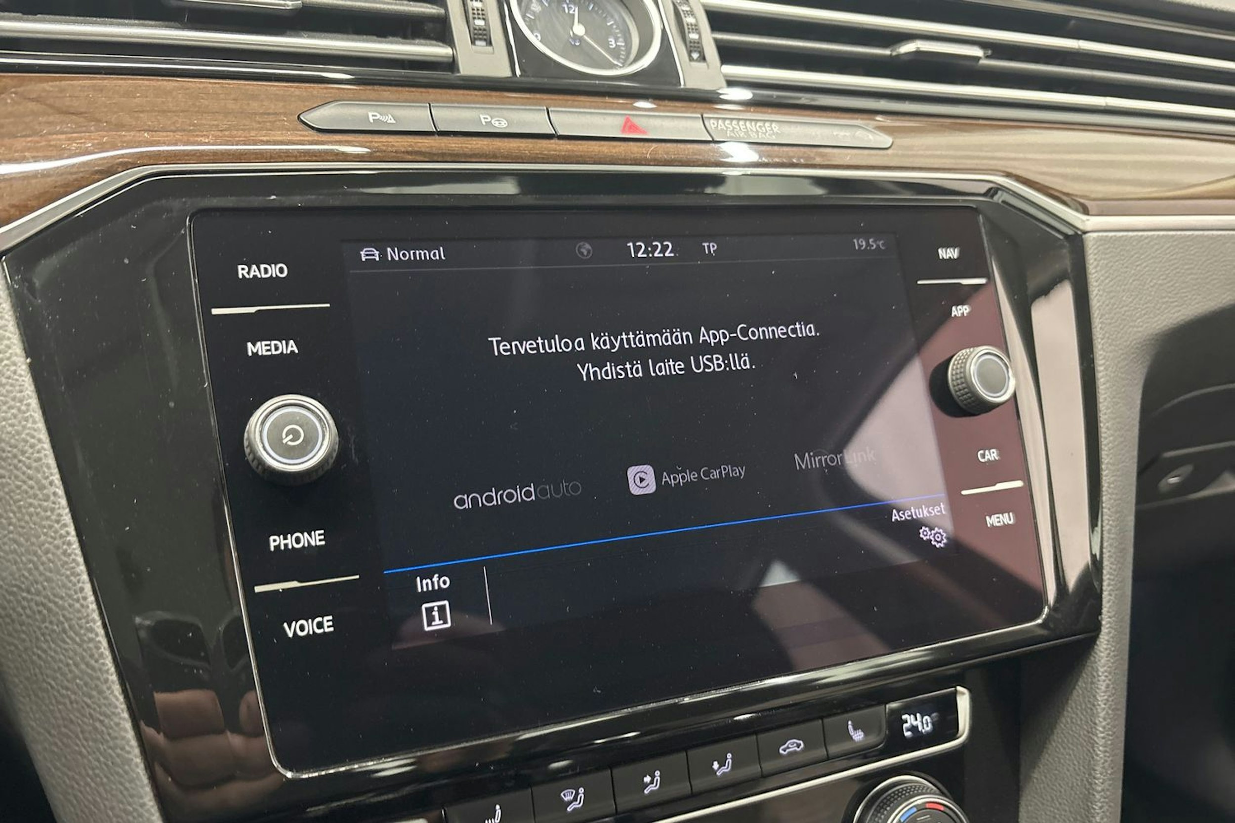 punainen Volkswagen Passat 2017 kuva 18.