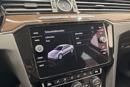 punainen Volkswagen Passat 2017 kuva 20.
