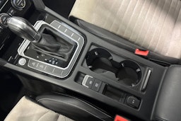 punainen Volkswagen Passat 2017 kuva 22.
