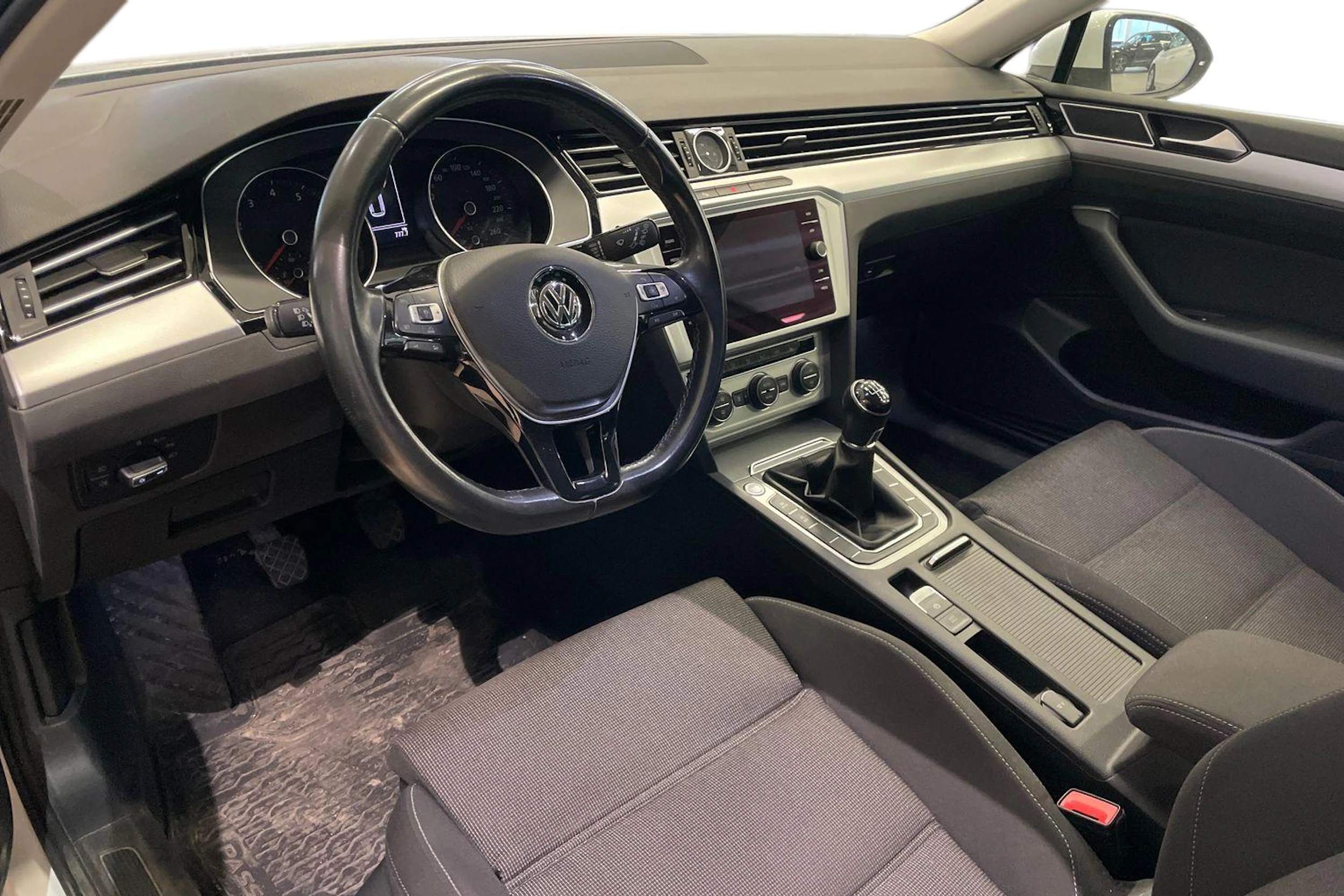 valkoinen Volkswagen Passat 2018 kuva 3.