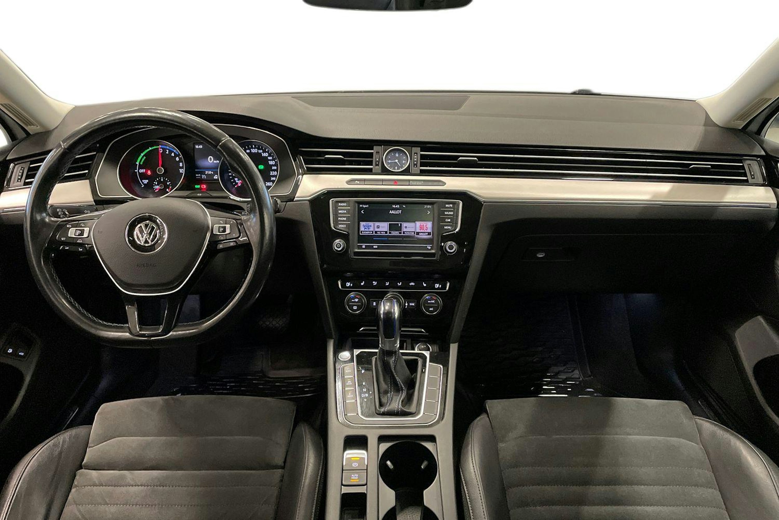 valkoinen Volkswagen Passat 2017 kuva 9.