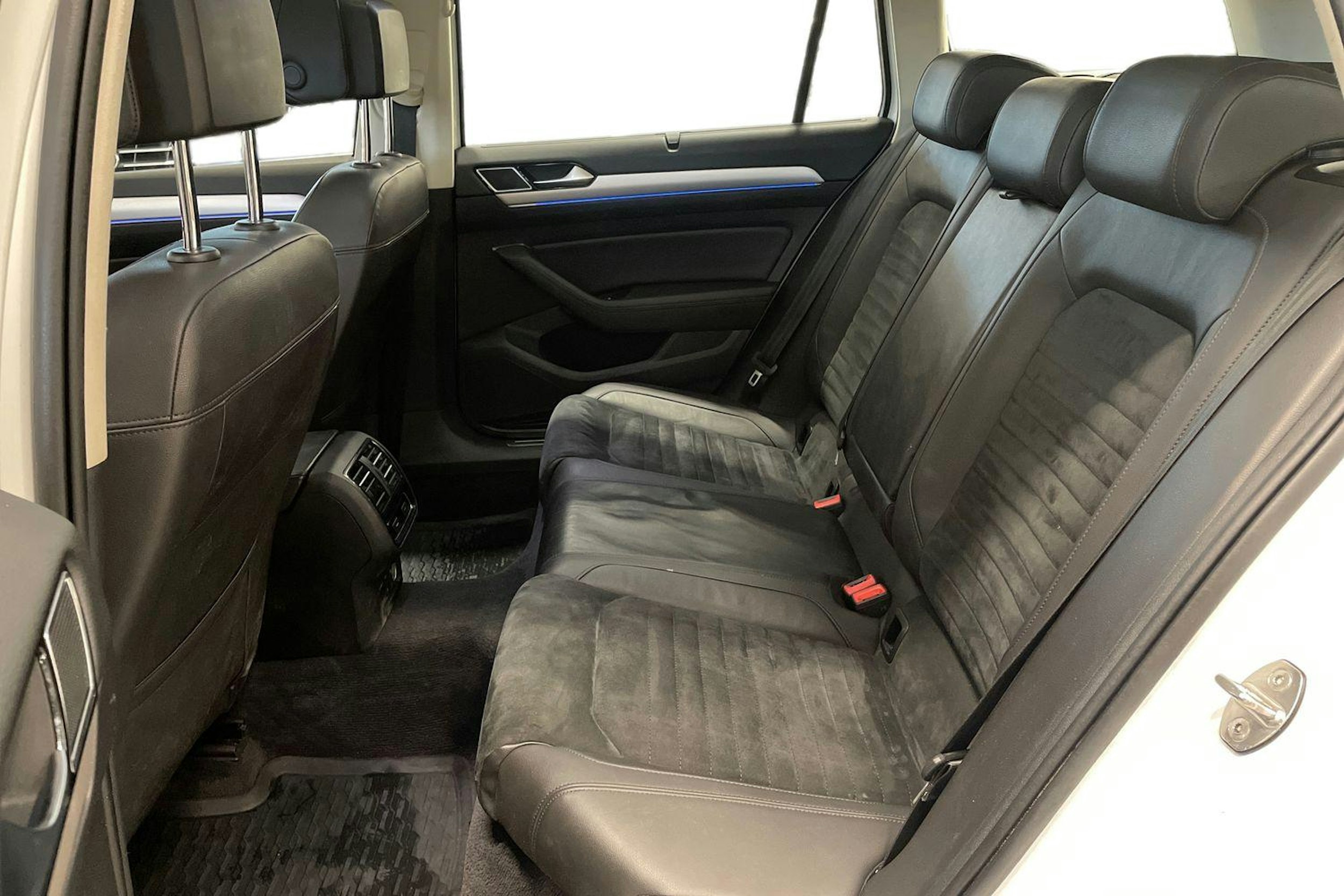 valkoinen Volkswagen Passat 2017 kuva 10.