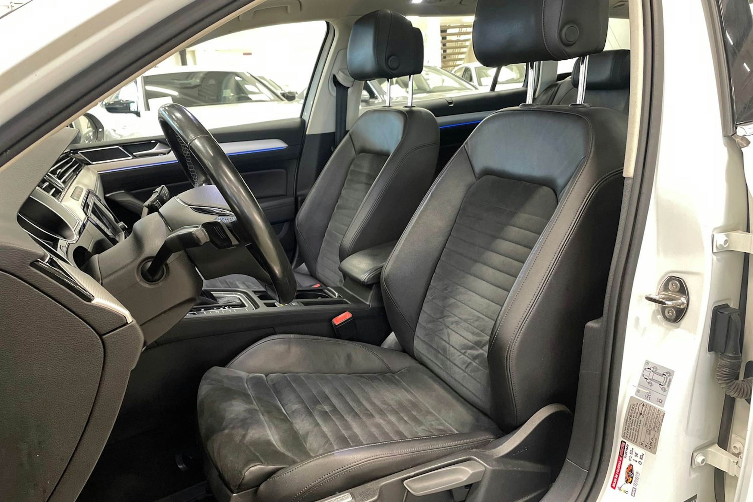 valkoinen Volkswagen Passat 2017 kuva 14.