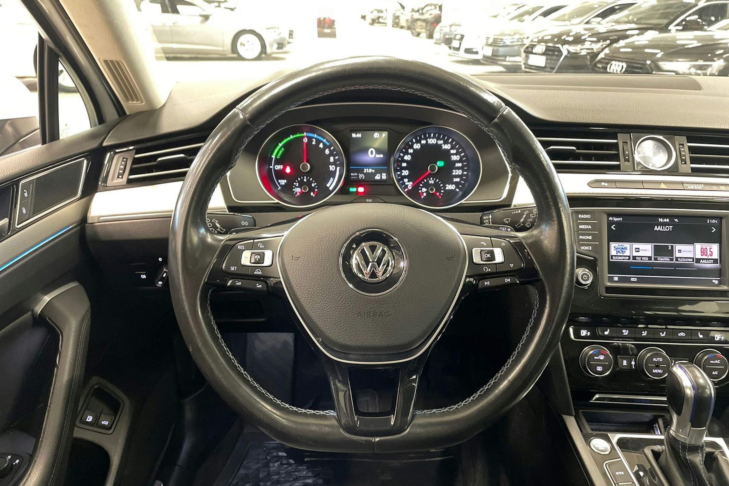 valkoinen Volkswagen Passat 2017 kuva 16.