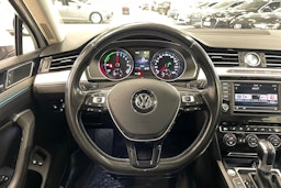valkoinen Volkswagen Passat 2017 kuva 16.