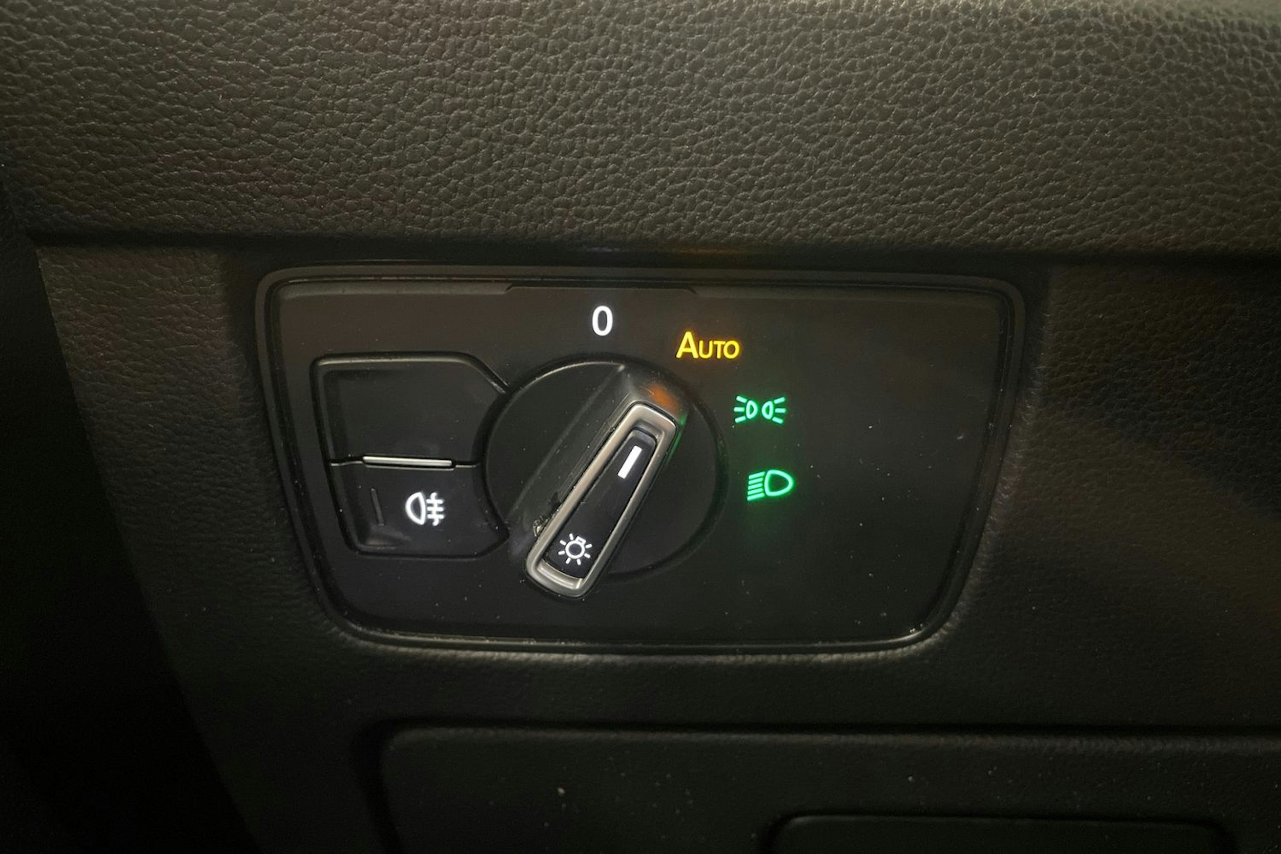 valkoinen Volkswagen Passat 2017 kuva 20.