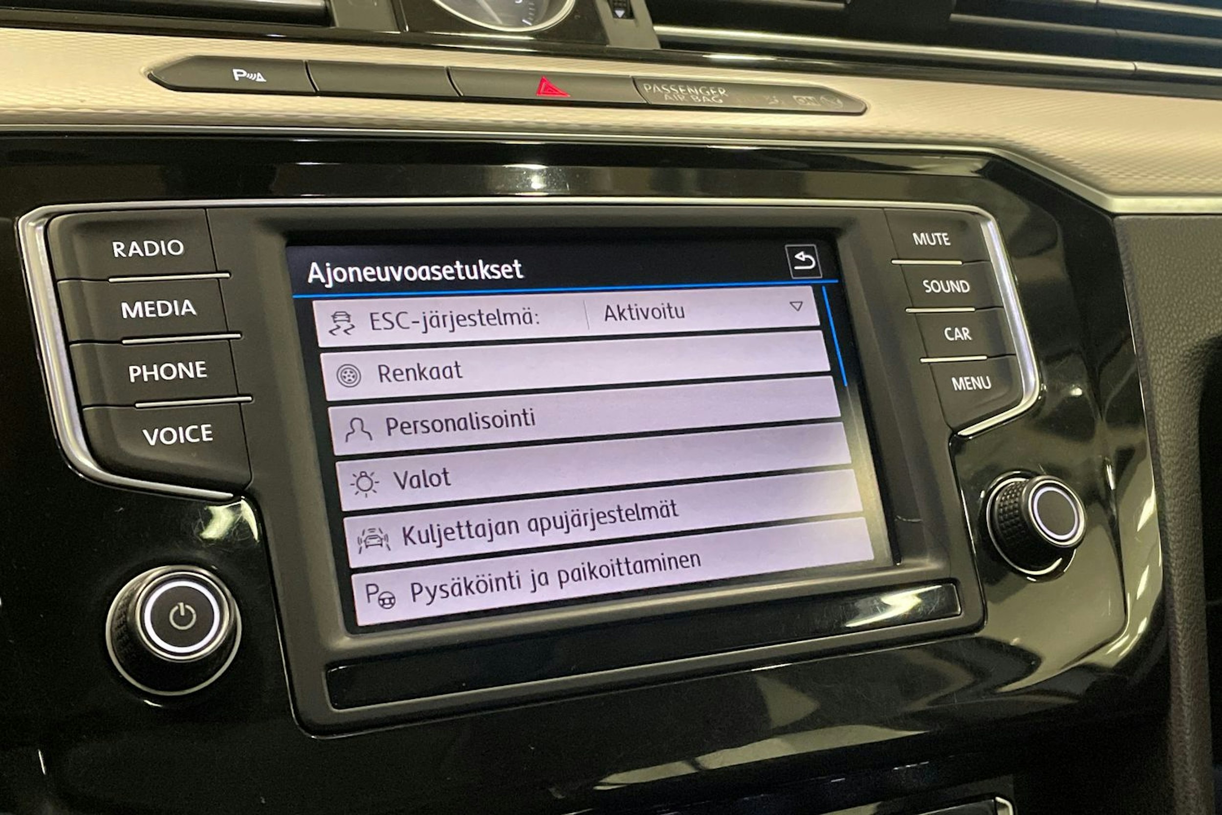 valkoinen Volkswagen Passat 2017 kuva 25.