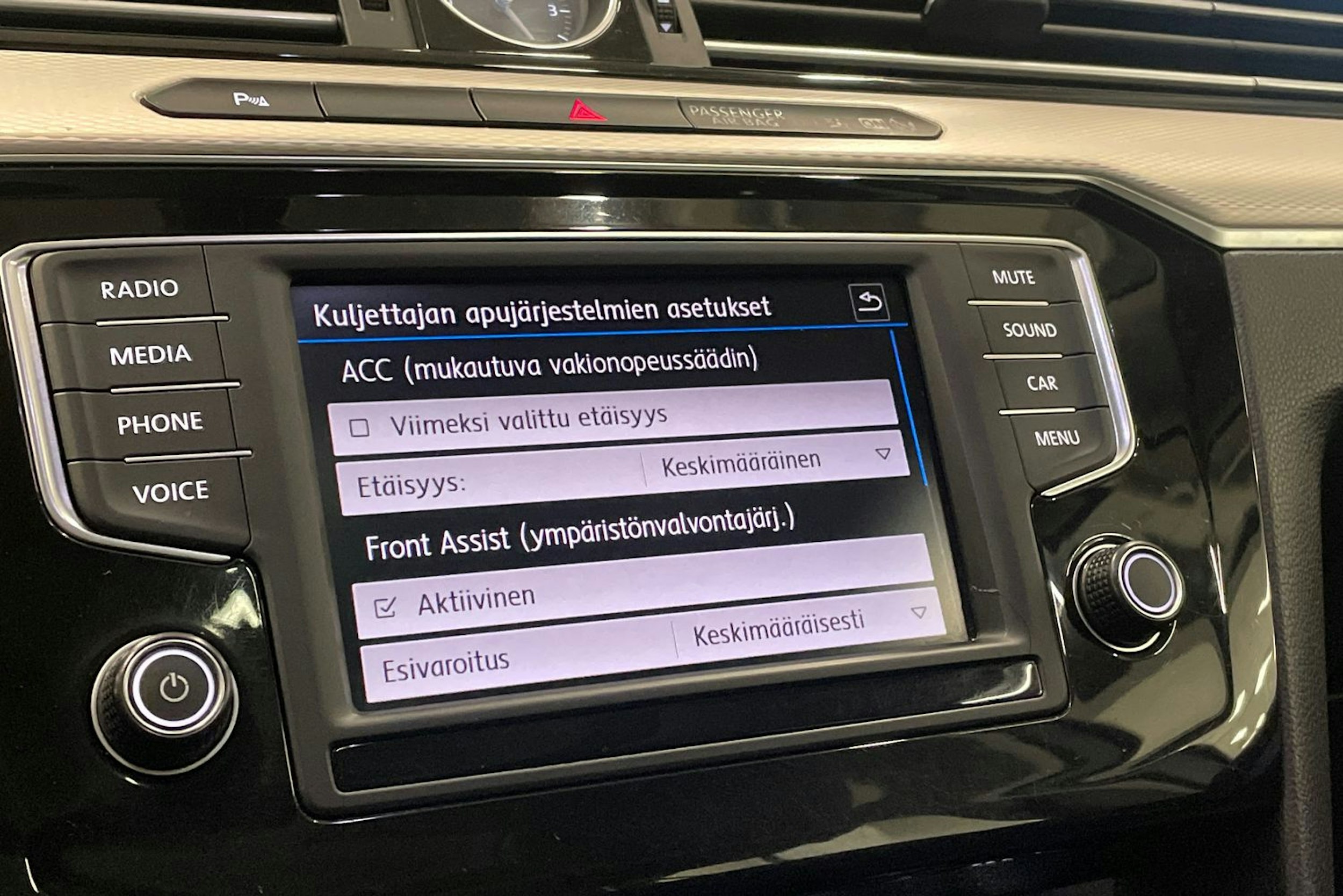 valkoinen Volkswagen Passat 2017 kuva 28.