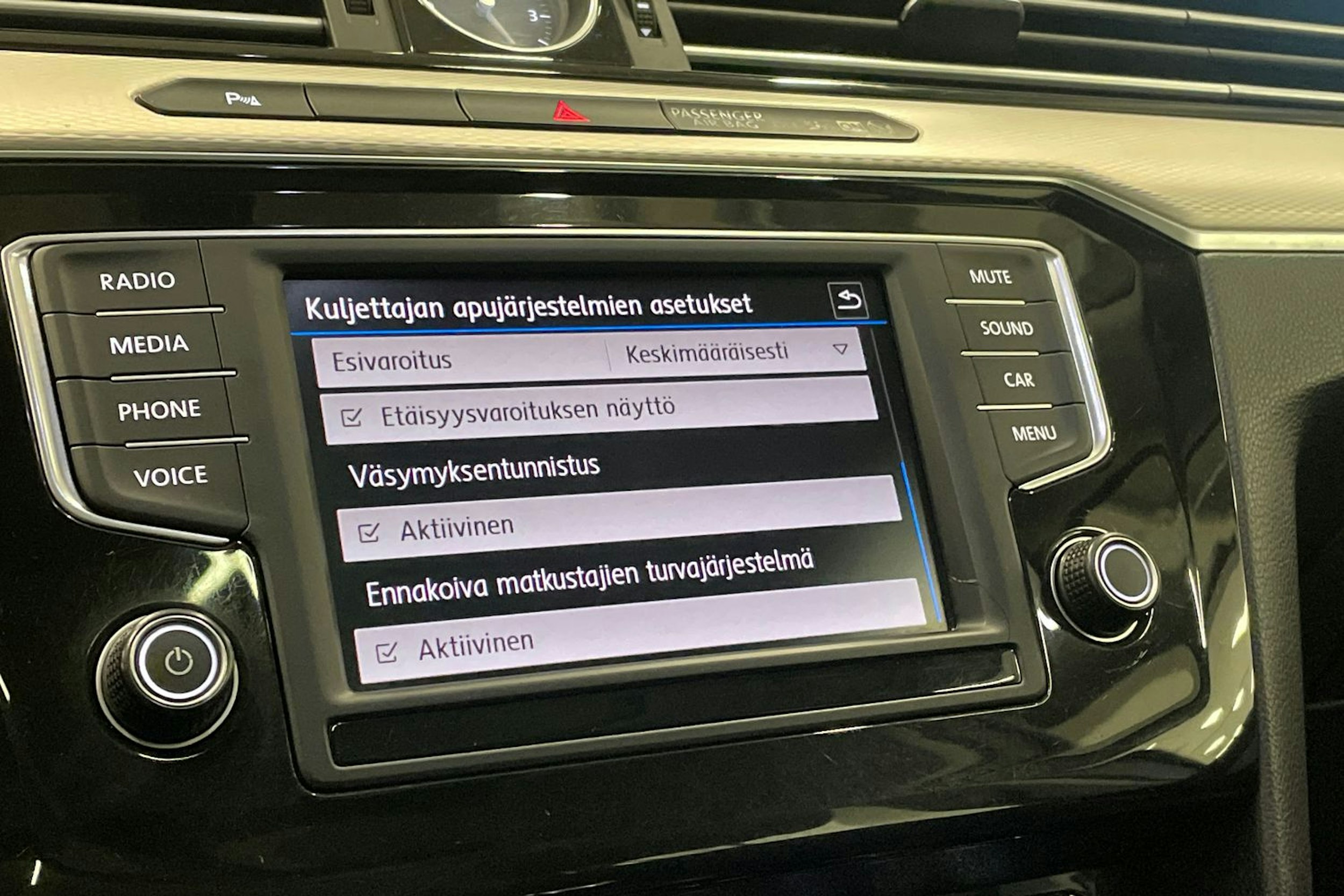 valkoinen Volkswagen Passat 2017 kuva 29.