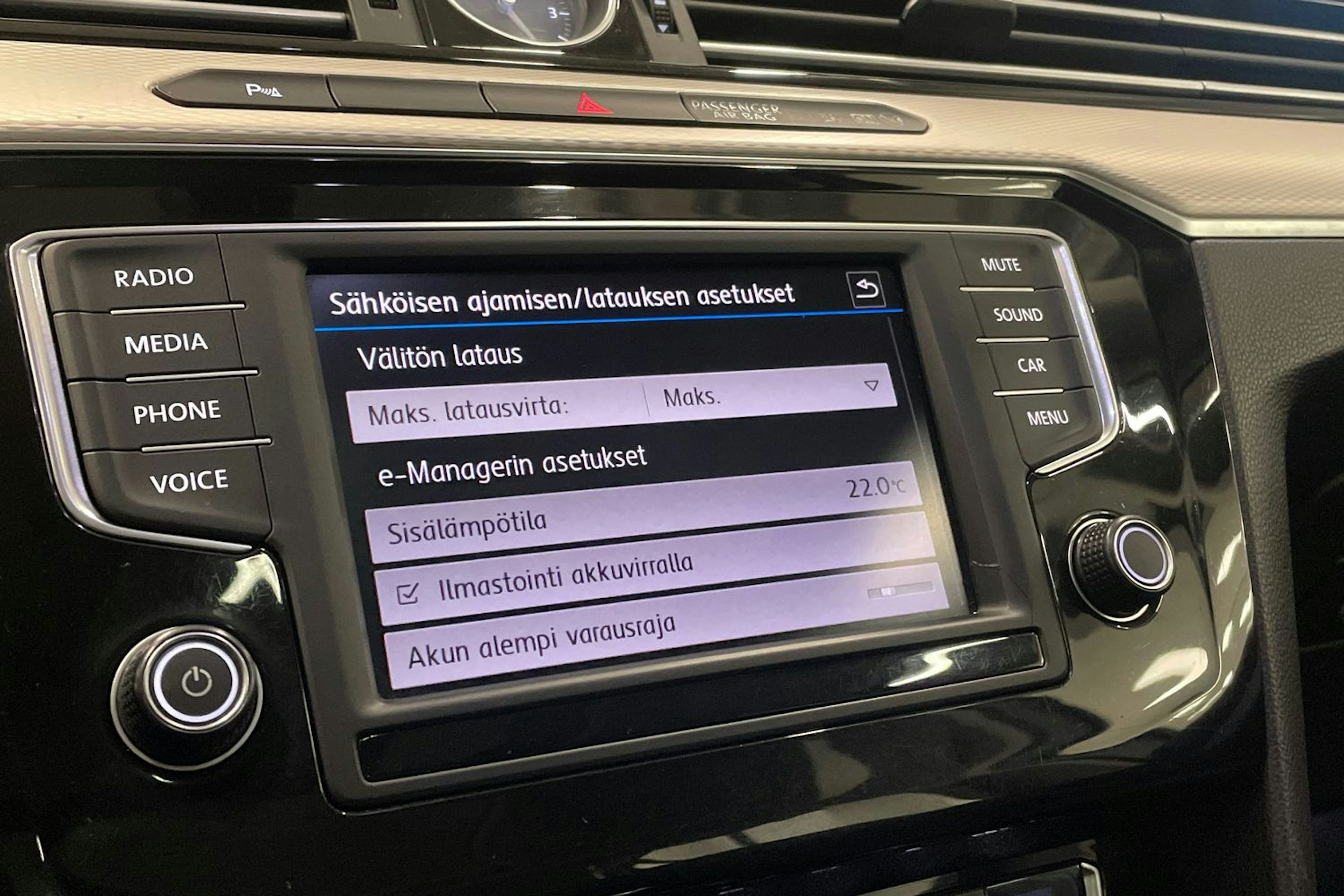 valkoinen Volkswagen Passat 2017 kuva 30.