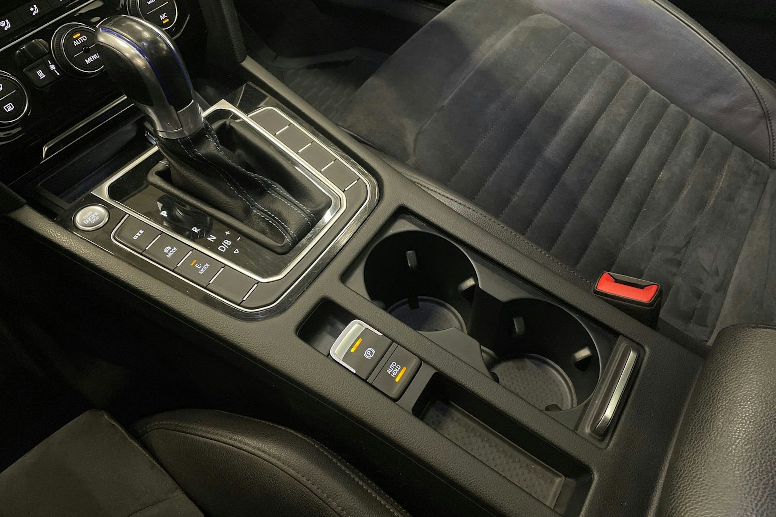 valkoinen Volkswagen Passat 2017 kuva 32.