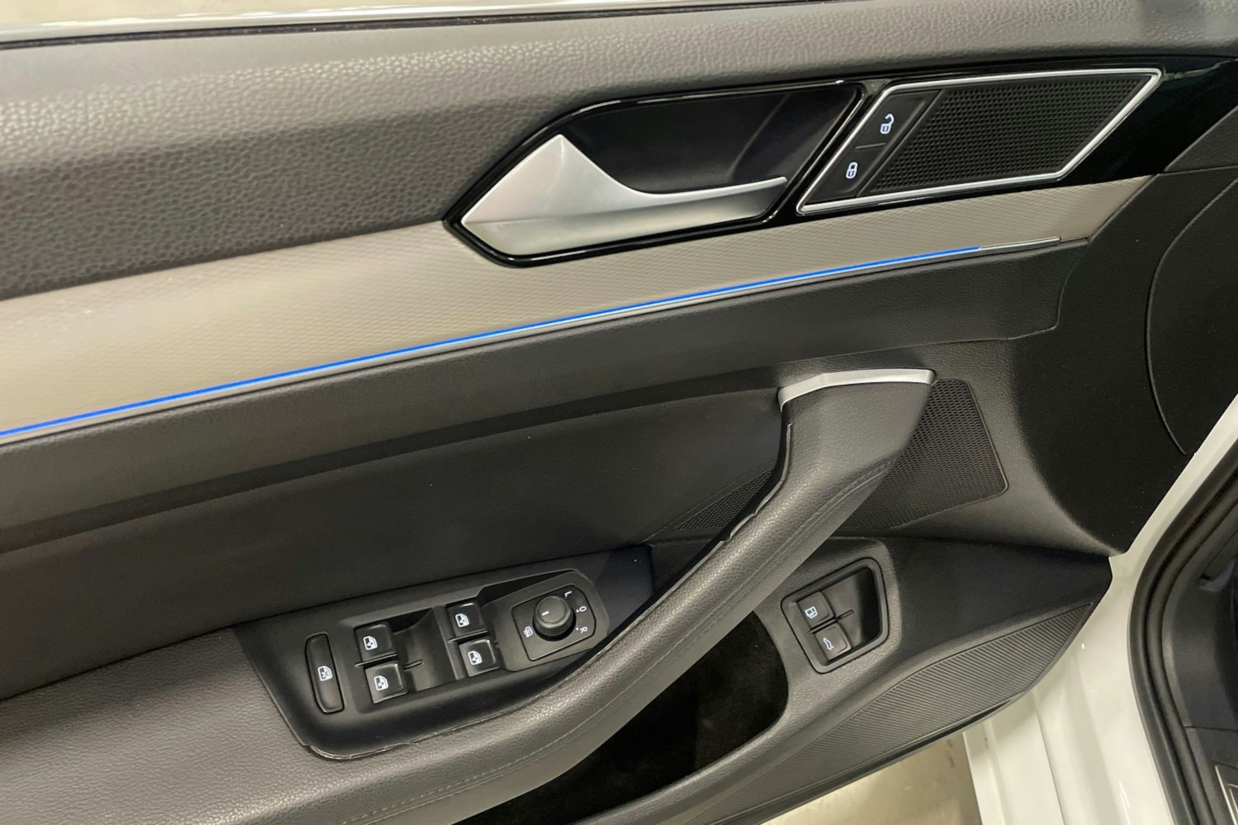 valkoinen Volkswagen Passat 2017 kuva 34.