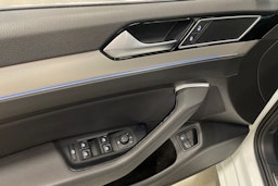 valkoinen Volkswagen Passat 2017 kuva 34.