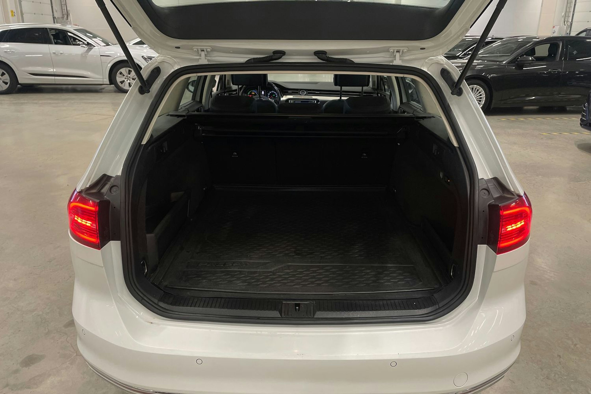 valkoinen Volkswagen Passat 2017 kuva 36.