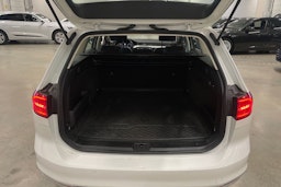 valkoinen Volkswagen Passat 2017 kuva 36.