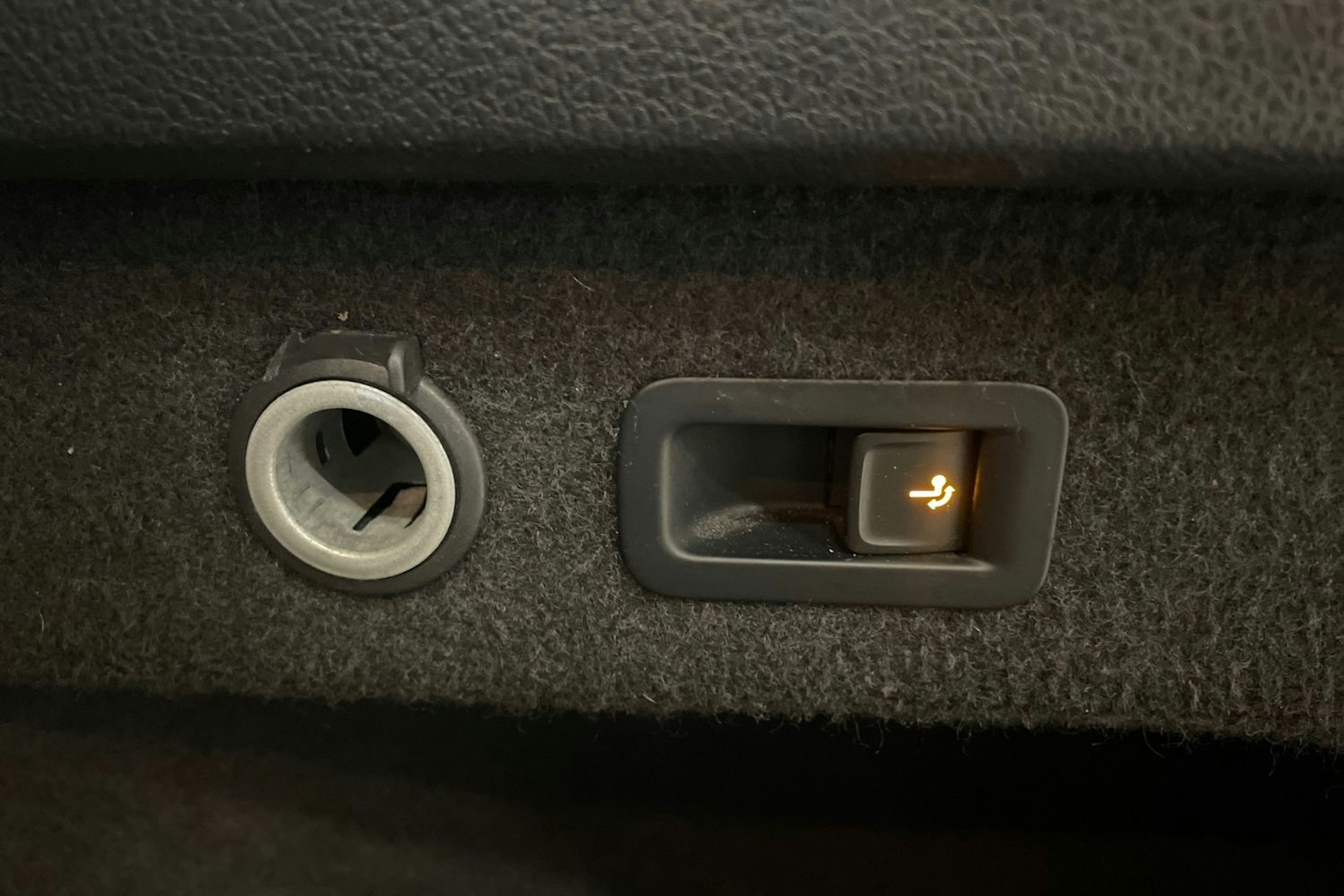 valkoinen Volkswagen Passat 2017 kuva 37.