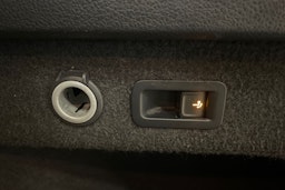 valkoinen Volkswagen Passat 2017 kuva 37.