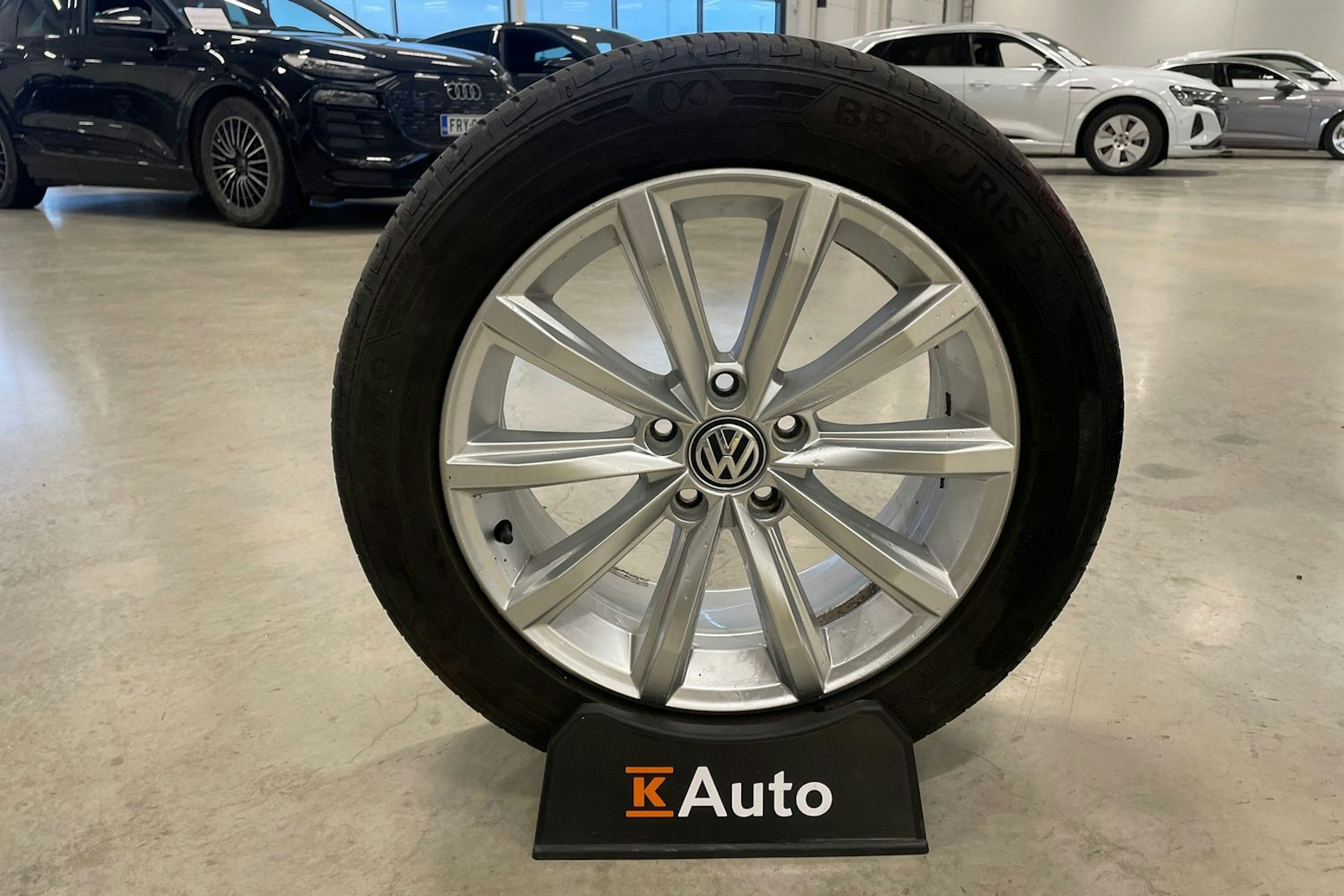 valkoinen Volkswagen Passat 2017 kuva 39.