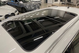 valkoinen Volkswagen Passat 2017 kuva 42.