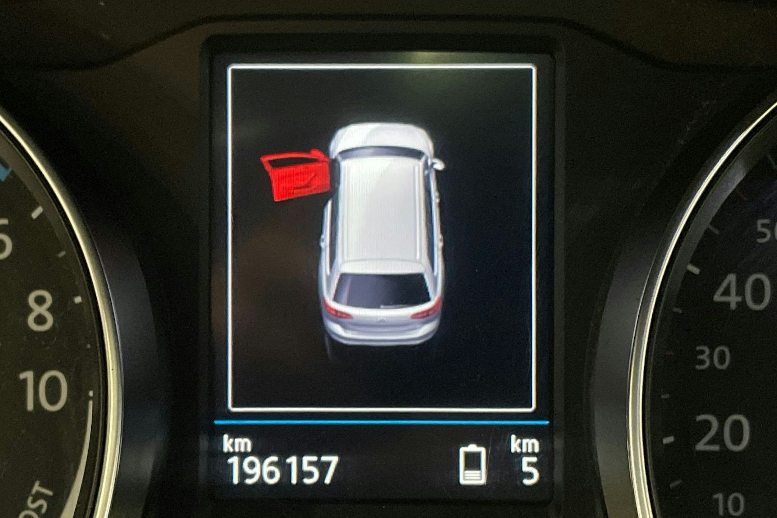 valkoinen Volkswagen Passat 2017 kuva 44.