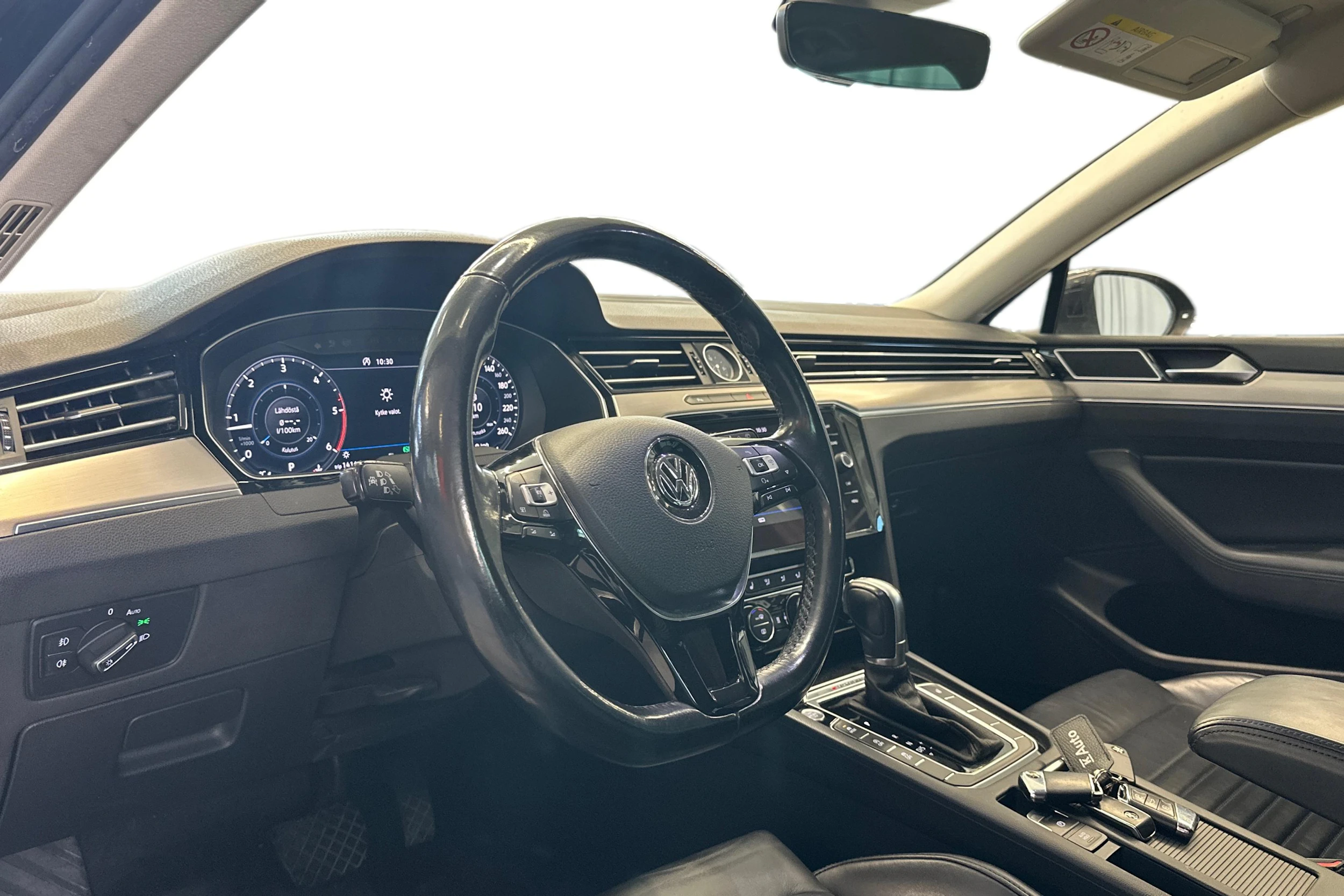 harmaa Volkswagen Passat 2018 kuva 3.