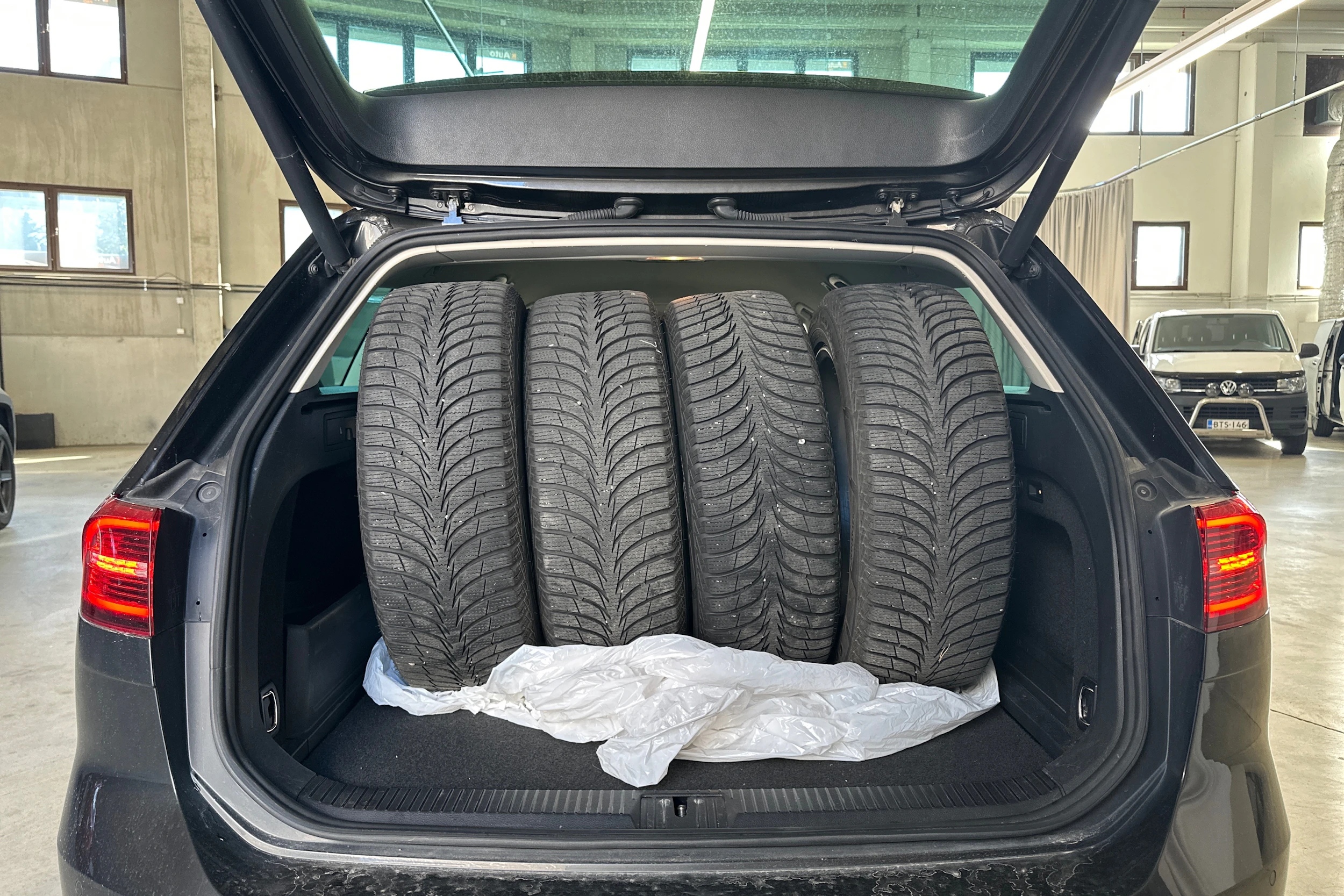 harmaa Volkswagen Passat 2018 kuva 6.