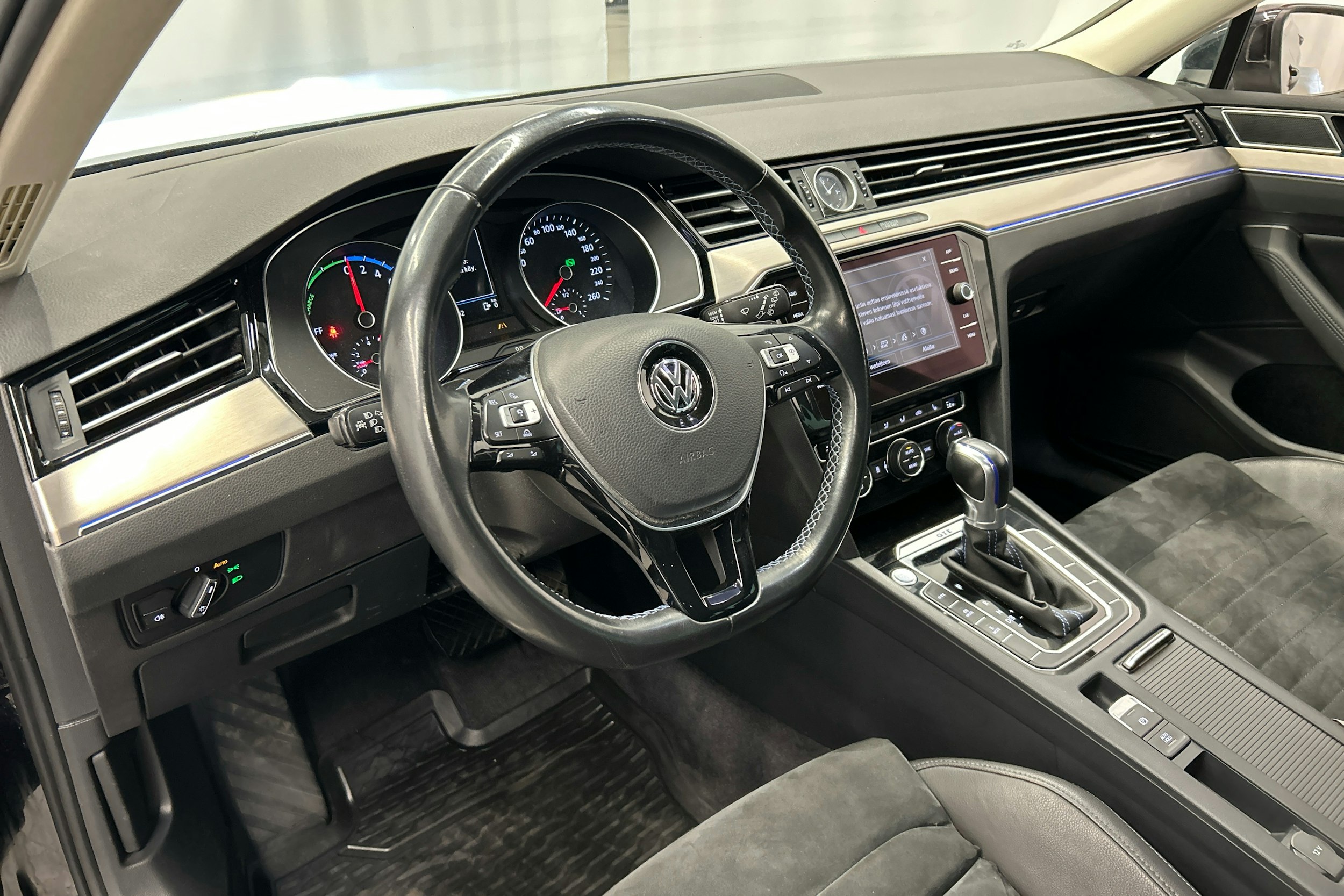 harmaa Volkswagen Passat 2018 kuva 6.