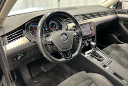 harmaa Volkswagen Passat 2018 kuva 6.