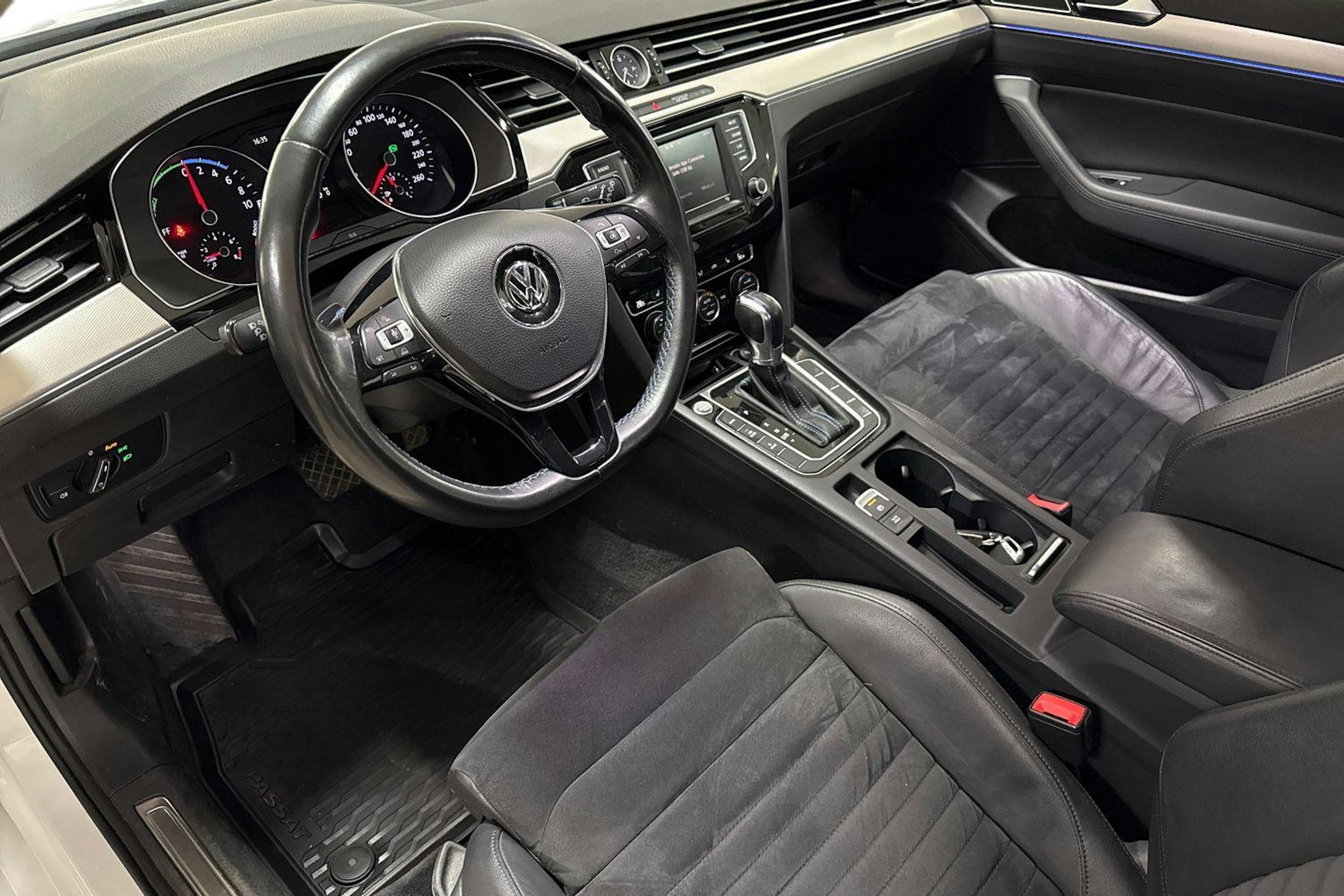 valkoinen Volkswagen Passat 2017 kuva 6.