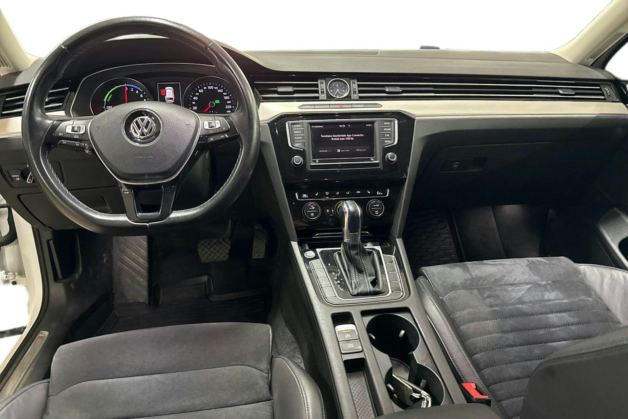 valkoinen Volkswagen Passat 2017 kuva 7.