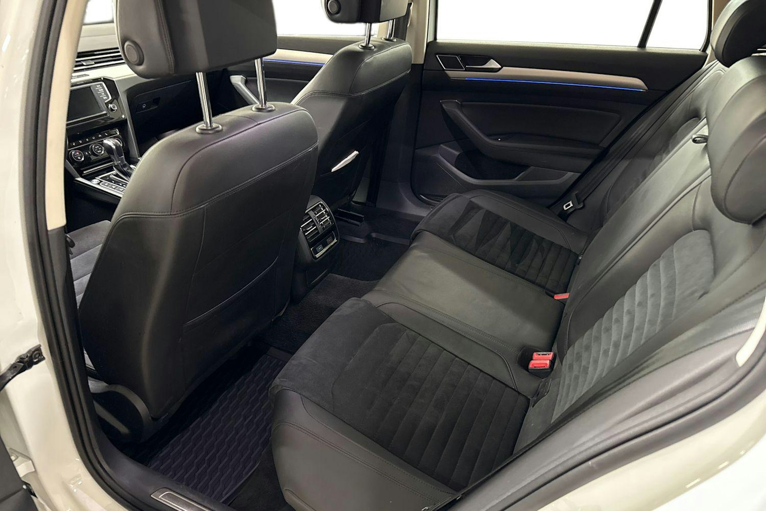 valkoinen Volkswagen Passat 2017 kuva 8.