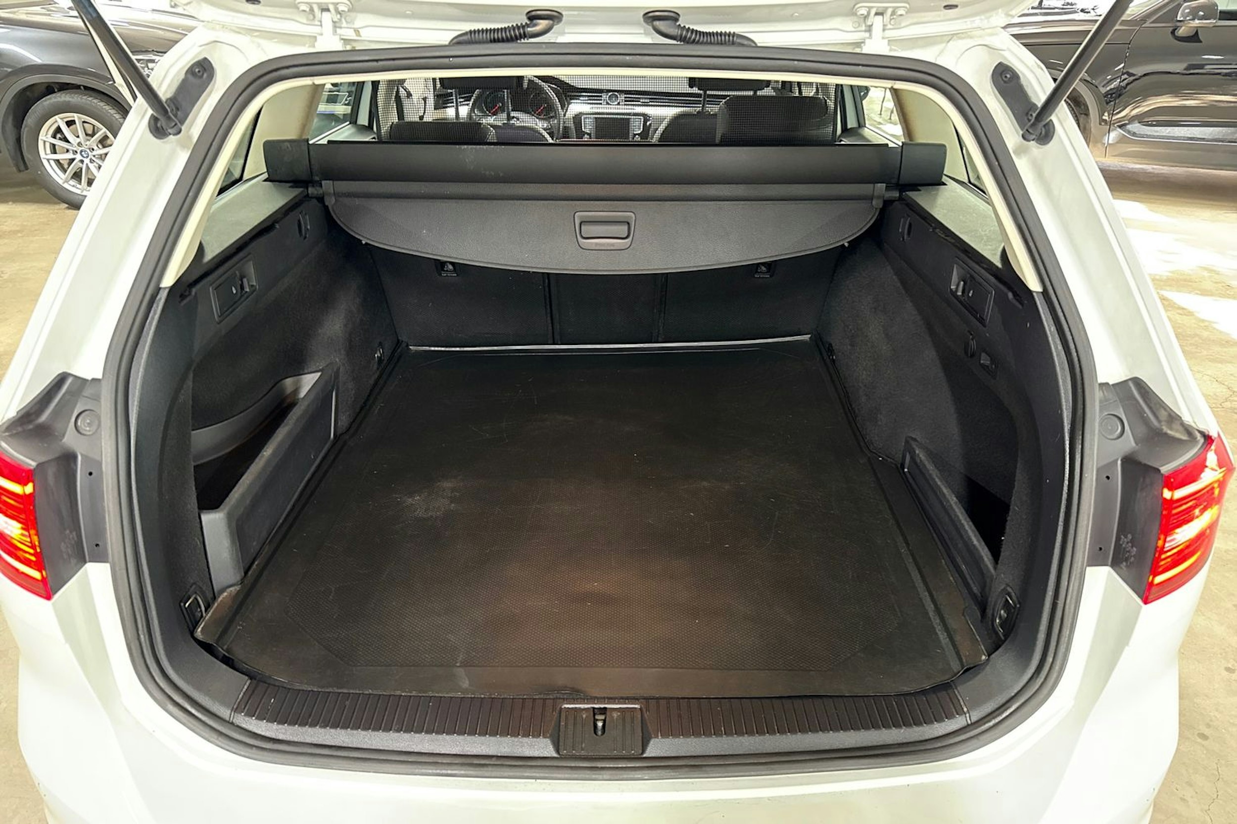 valkoinen Volkswagen Passat 2017 kuva 11.