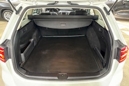 valkoinen Volkswagen Passat 2017 kuva 11.