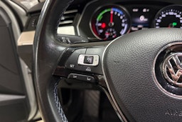 valkoinen Volkswagen Passat 2017 kuva 15.