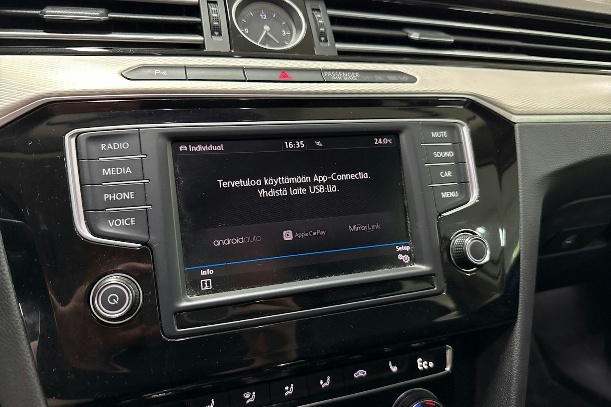 valkoinen Volkswagen Passat 2017 kuva 20.