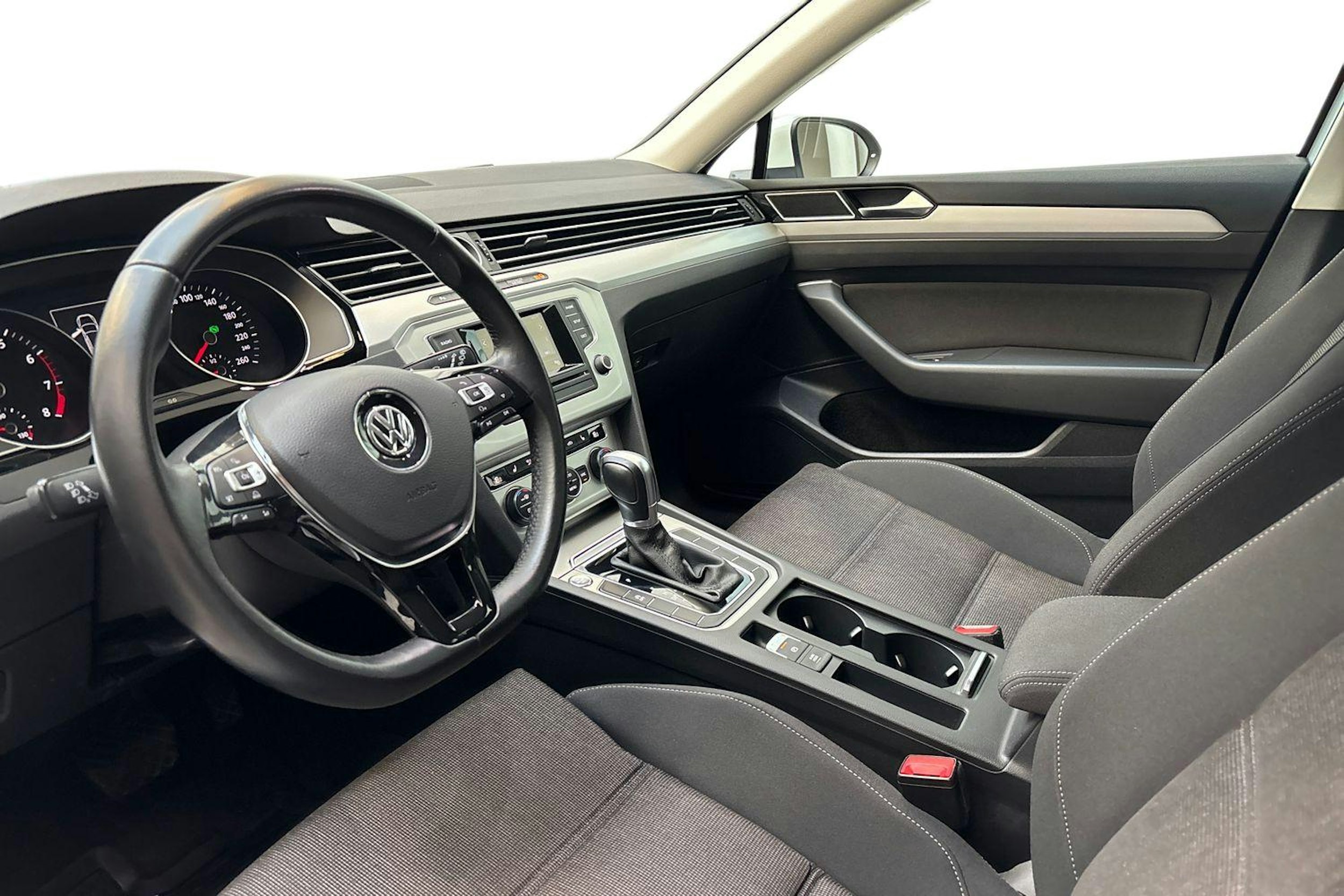 valkoinen Volkswagen Passat 2017 kuva 7.
