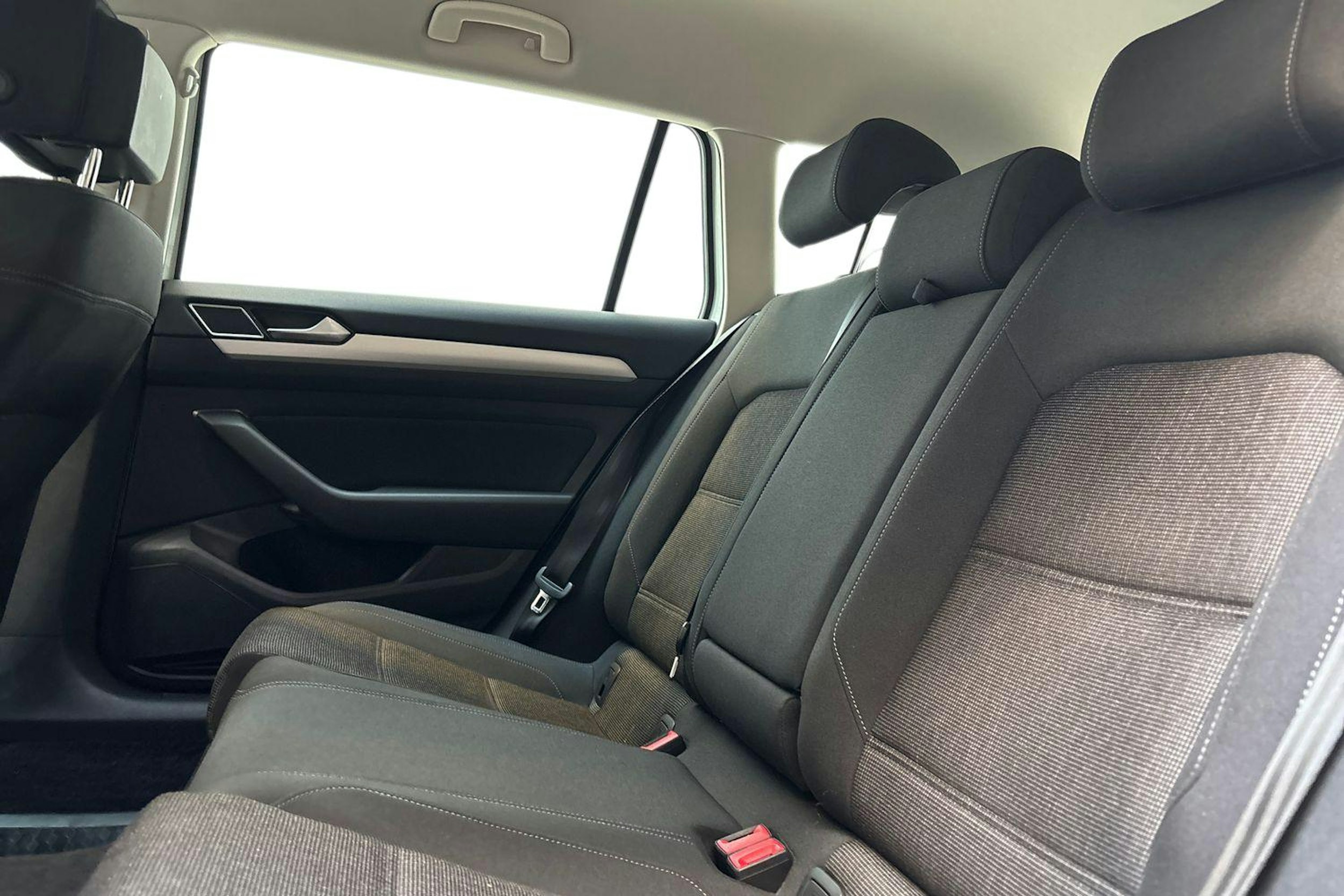 valkoinen Volkswagen Passat 2017 kuva 10.