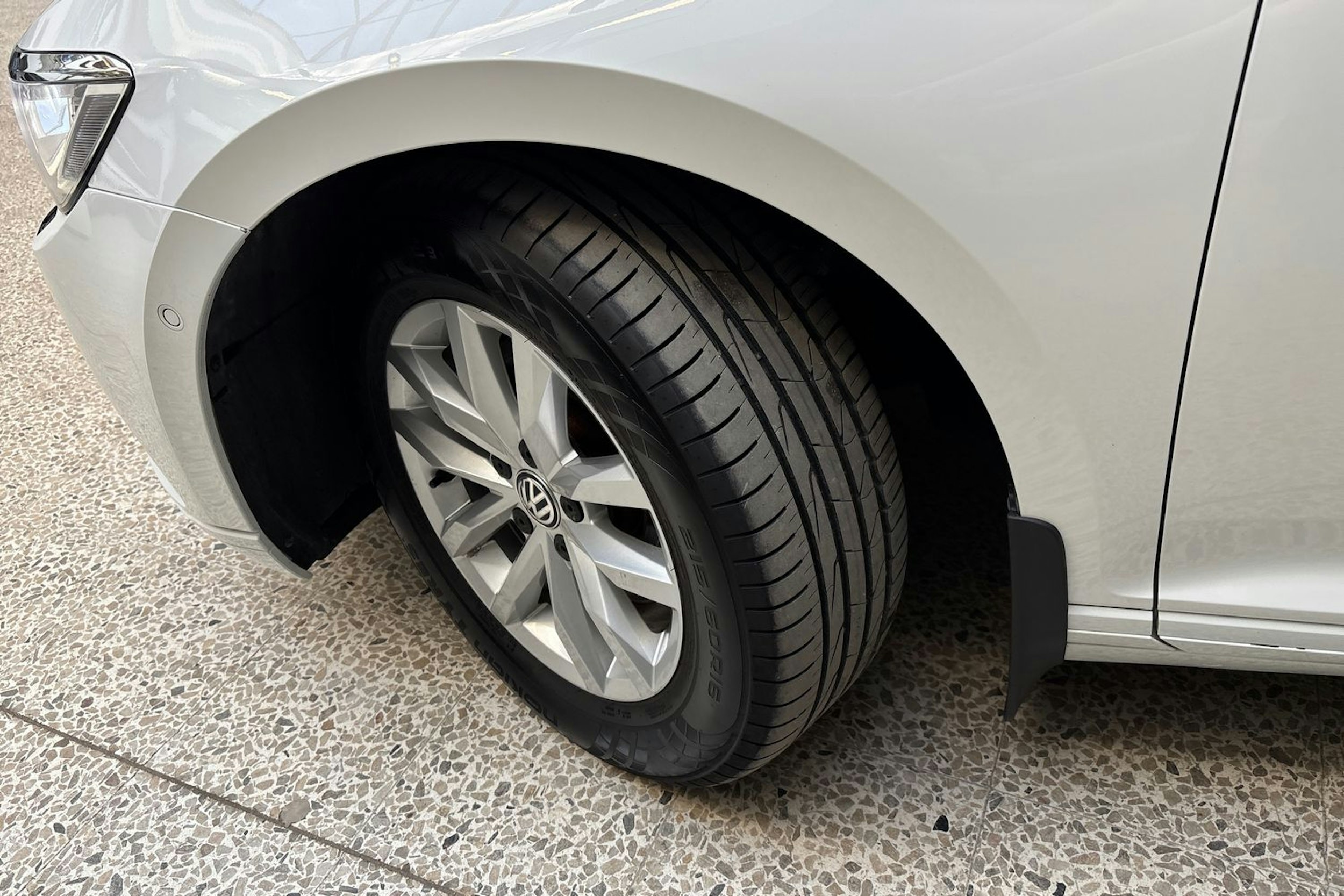 valkoinen Volkswagen Passat 2017 kuva 13.