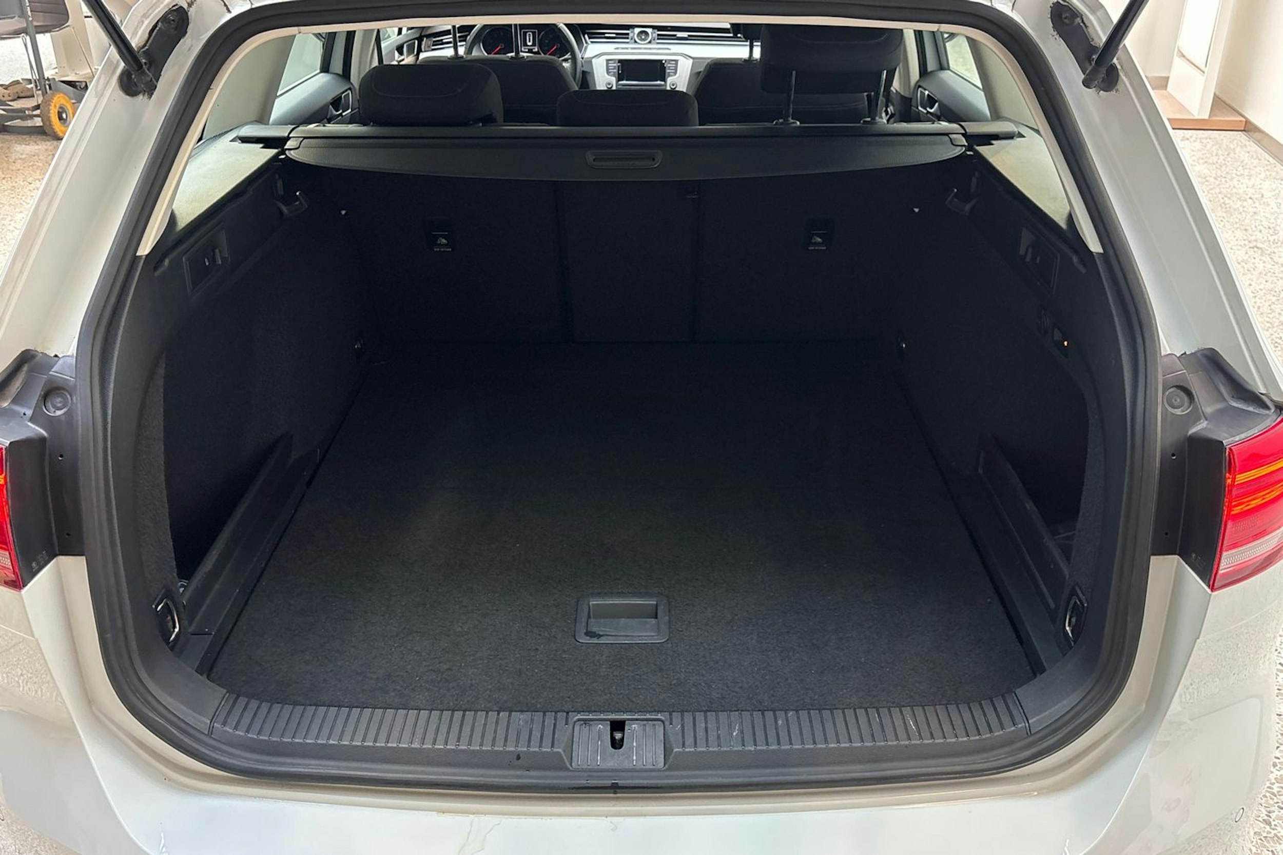 valkoinen Volkswagen Passat 2017 kuva 14.
