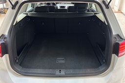 valkoinen Volkswagen Passat 2017 kuva 14.