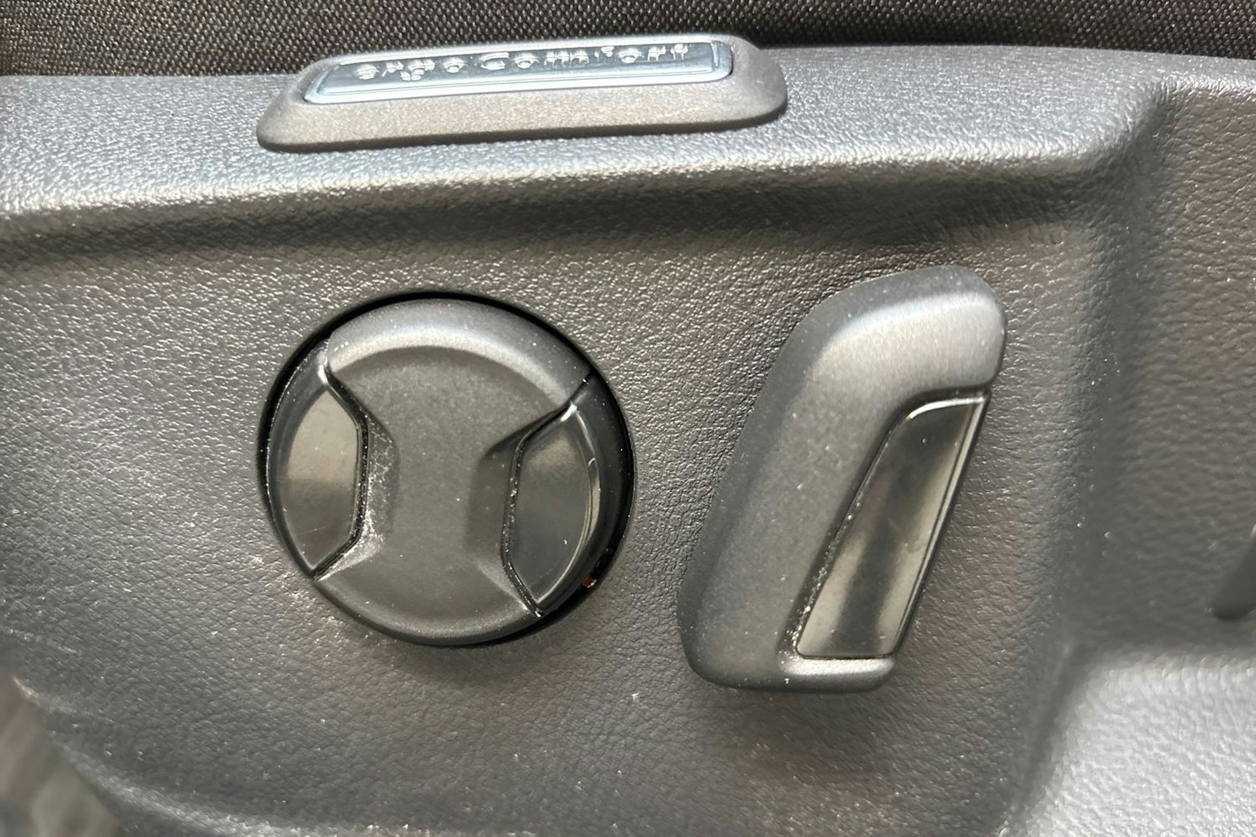 valkoinen Volkswagen Passat 2017 kuva 18.