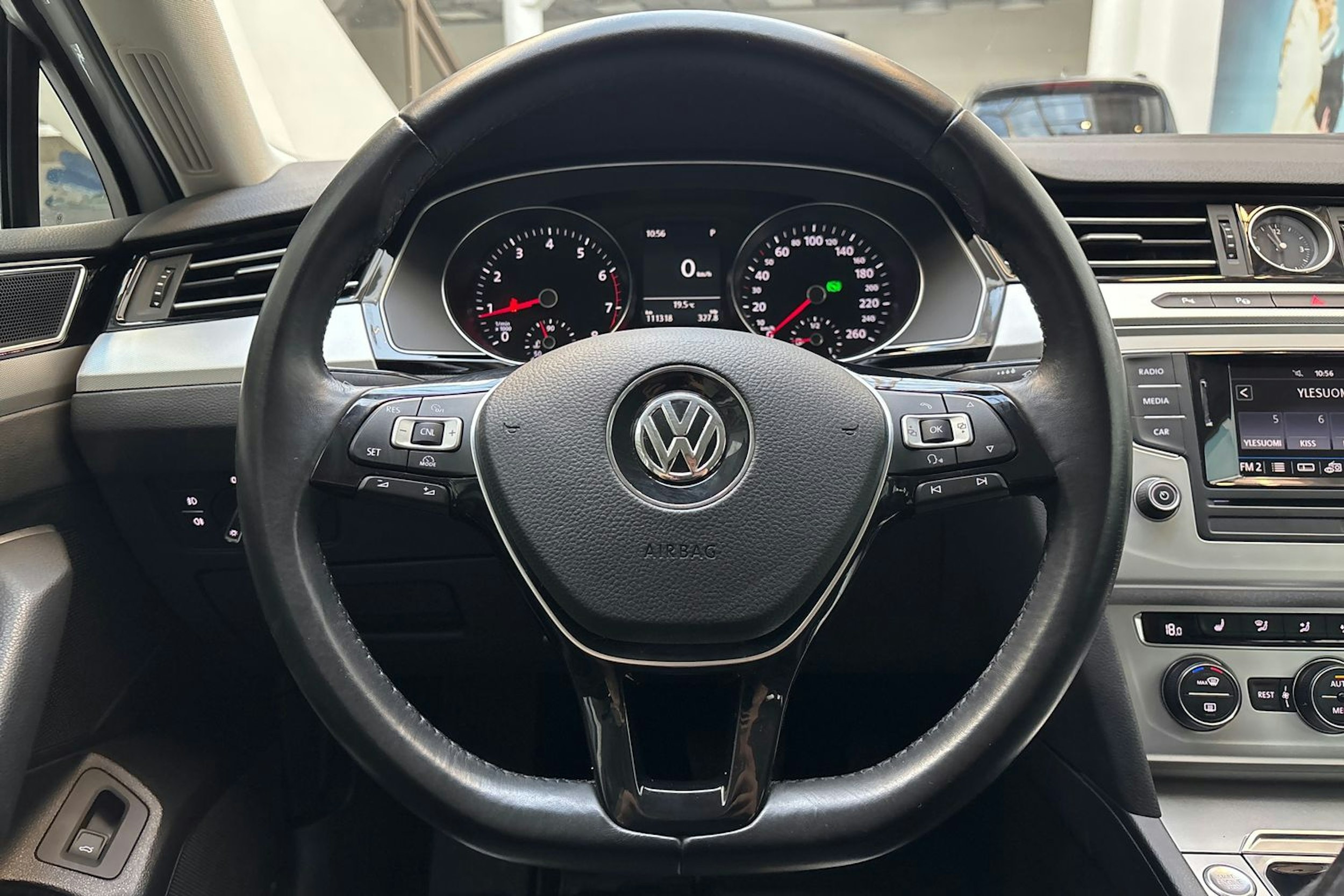 valkoinen Volkswagen Passat 2017 kuva 20.