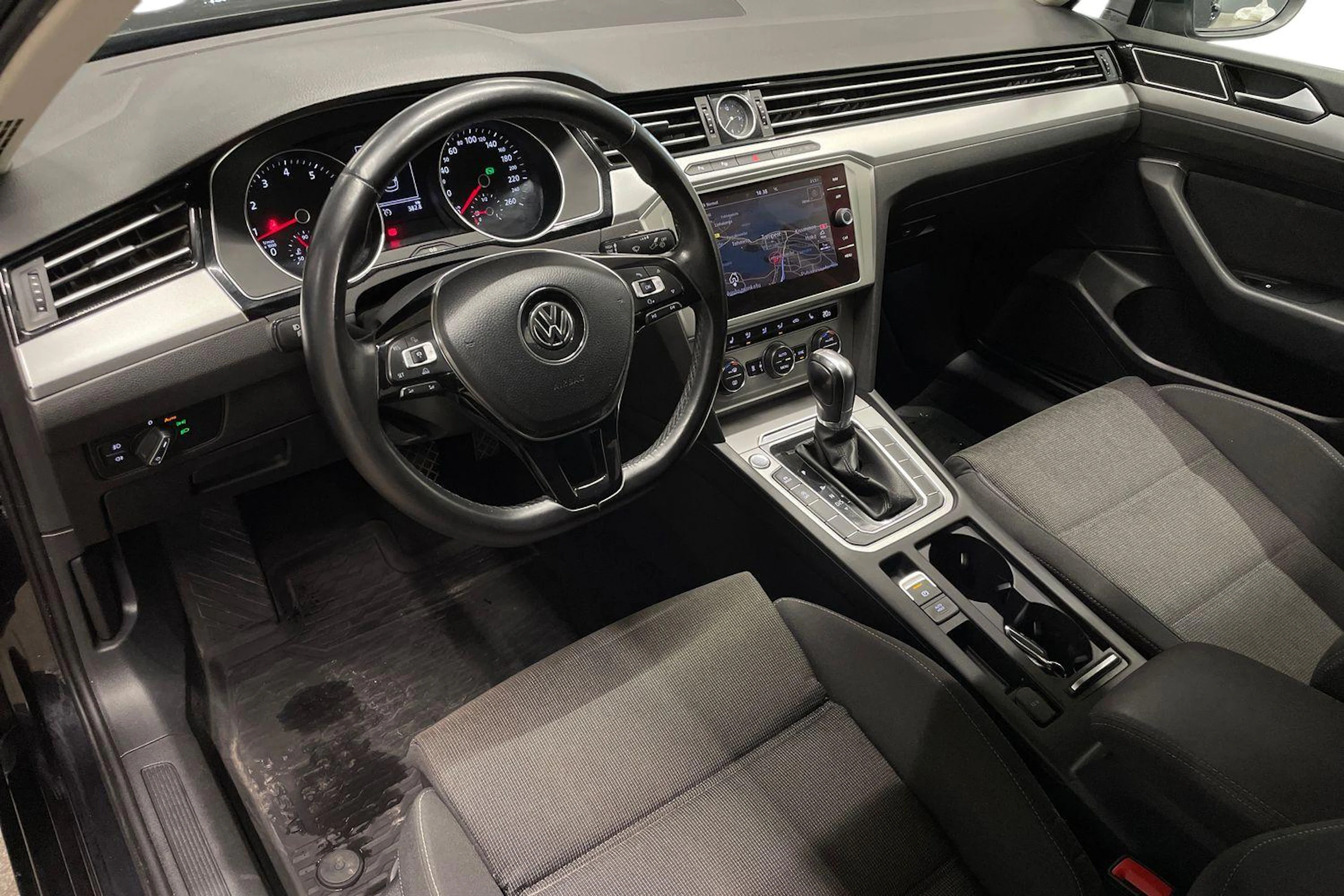 musta Volkswagen Passat 2018 kuva 6.